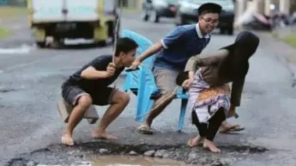 10 Potret Meme Seputar Jalan Rusak Ini Bikin Ngakak, Teguran Halus Untuk Otoritas