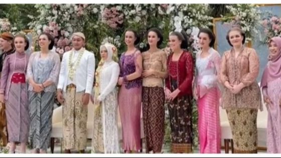 Viral, Begini Aksi Sekelompok Bule Kondangan Naik Angkot dan Pakai Kebaya Lengkap dengan Sanggul di Baturraden