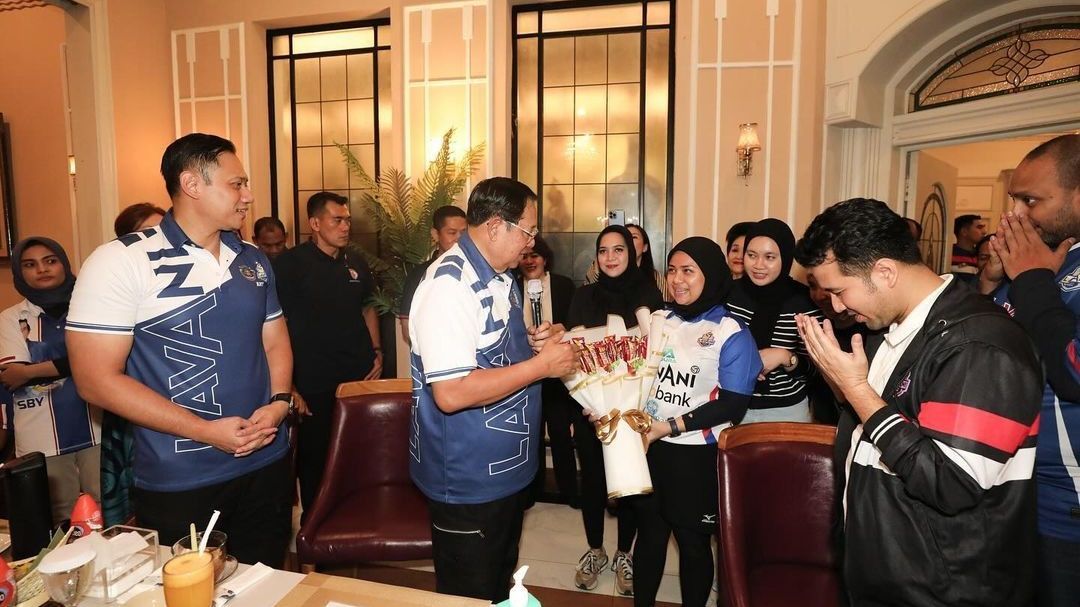 SBY Diberi Hadiah Buket Oleh Keluarga Besar Tim Voli Lavani, Isinya Bikin Warganet Terharu