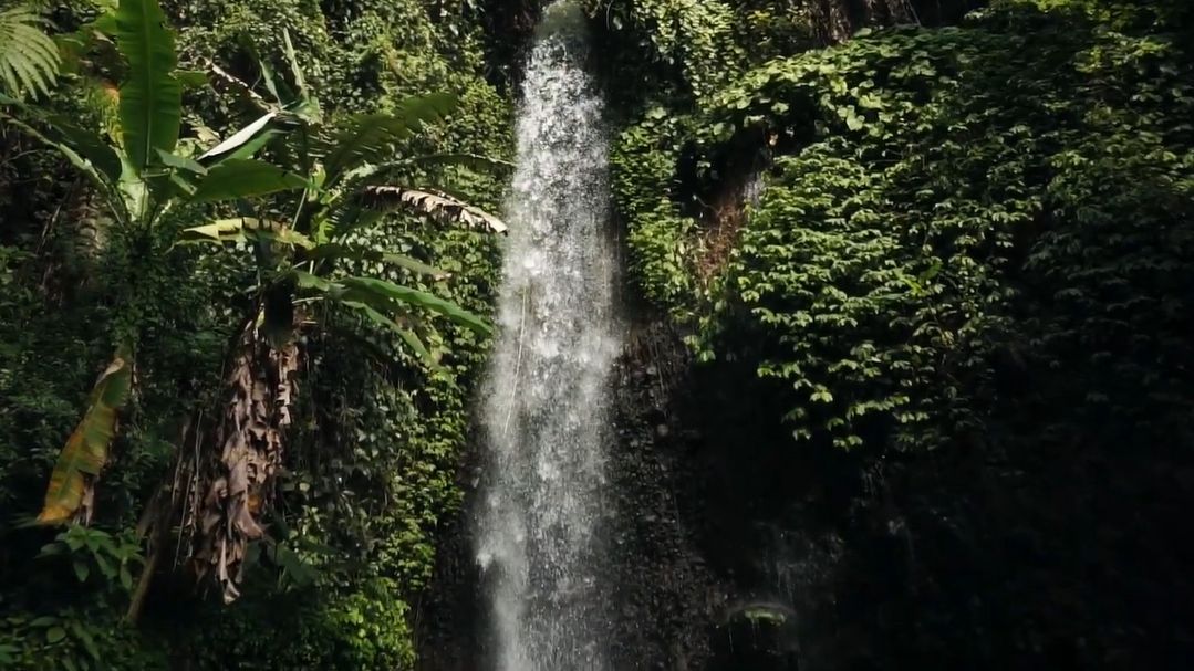 Mengunjungi Curug Landung, Air Terjun Tinggi di Kuningan yang Punya 300 Anak Tangga