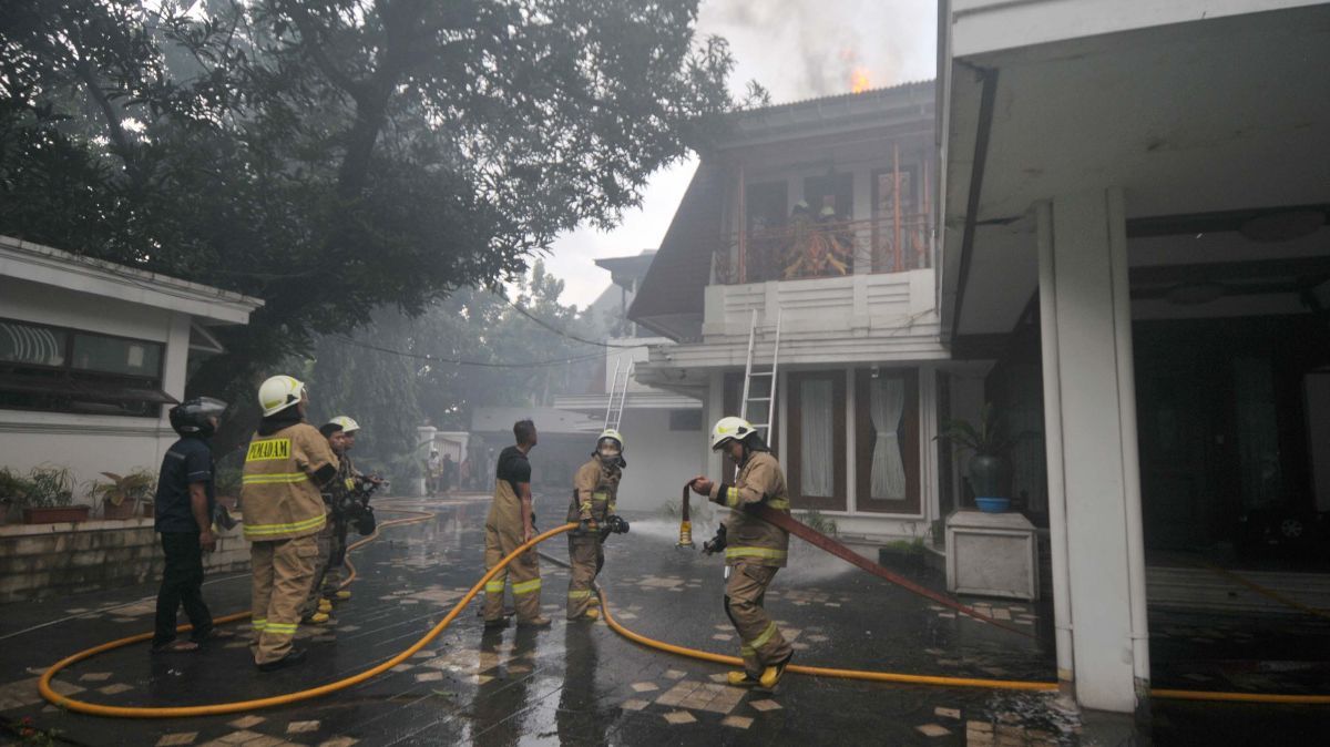 FOTO: Kebakaran Rumah Mewah di Menteng, 7 Mobil Pemadam Dikerahkan