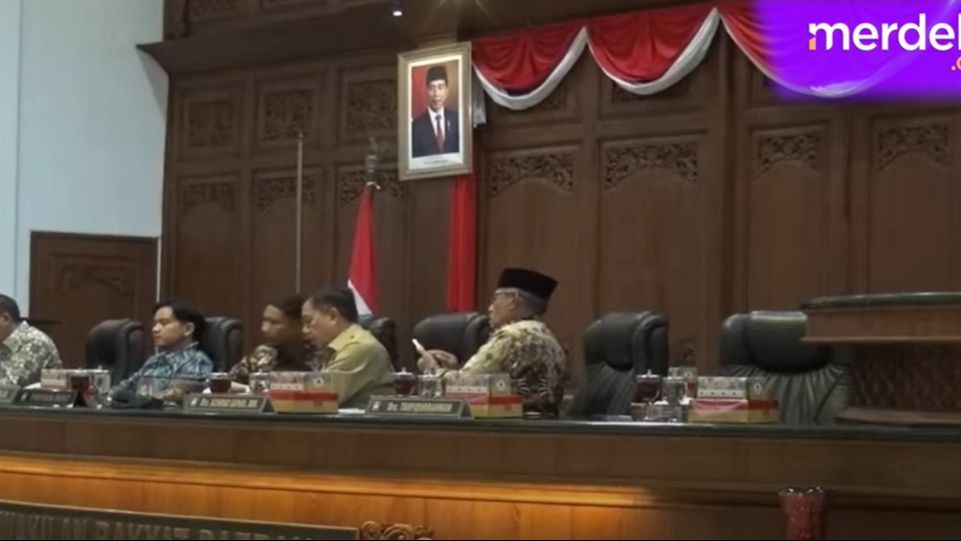 VIDEO: Gibran Batuk-Batuk Baca Nota Penjelasan di DPRD Solo Usai Dihujani Interupsi PDIP