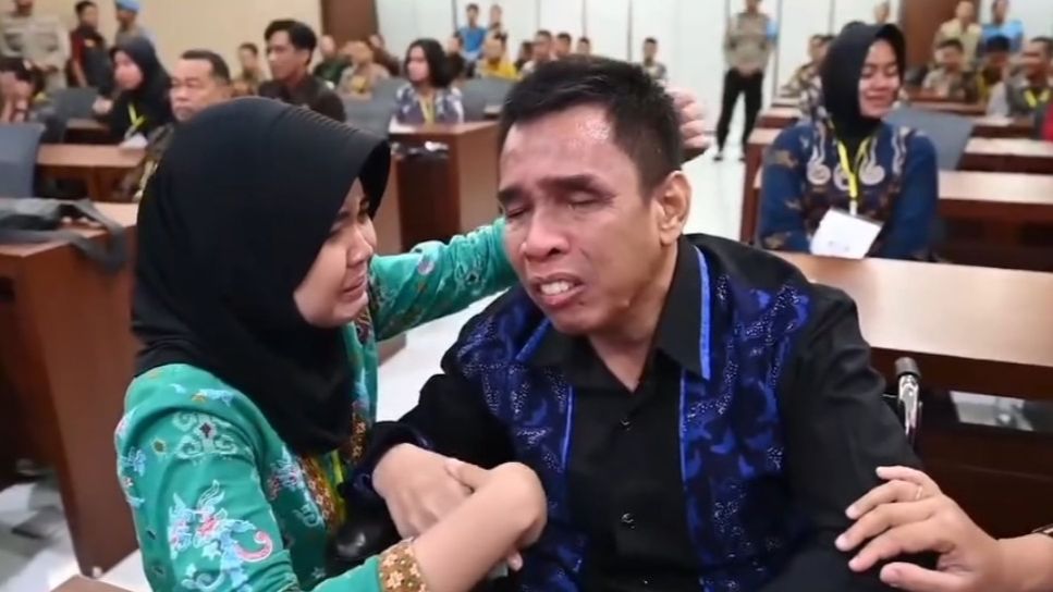 Momen Haru Anak Korban Bom Surabaya Lolos jadi Polwan, Ucap Syukur Sambil Peluk dan Cium Sang Ayah