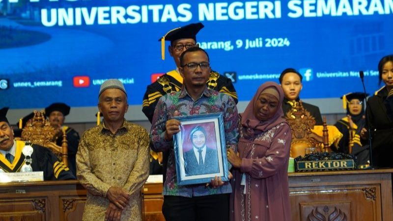 Potret Haru Orang Tua Wakili Mendiang Anaknya Wisuda di Unnes, Bikin Rektor hingga Peserta Berurai Air Mata