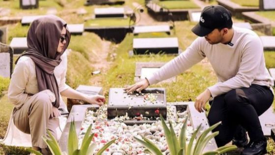 8 Foto Aaliyah Massaid dan Thariq Halilintar Ziarah Saat Ziarah Ke Makam Adjie Massaid Usai Menikah