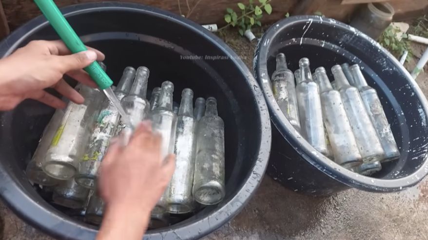 Cara Cari Cuan dengan Mudah, Pria Ini Sulap Botol Bekas Jadi Mendulang Rupiah