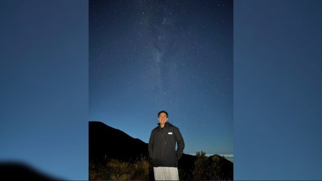 7 Potret Jerome Polin saat Naik ke Gunung Merbabu, Takjub Melihat Keindahan 'Milky Way'