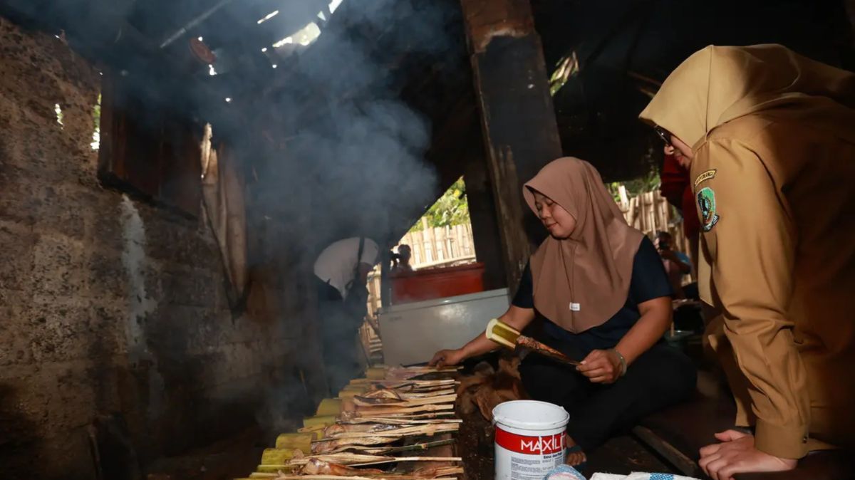 Telaten Kelola Bisnis Ikan Asap Tradisional Khas Banyuwangi, Pasutri Ini Kantongi Omzet Rp3 Juta per Hari