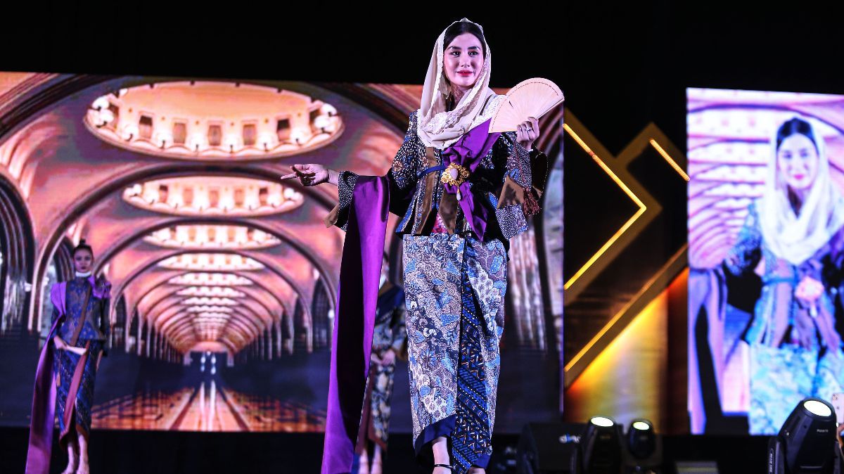 FOTO: Aksi Catwalk Istri Bupati Trenggalek Novita Hardini Peragakan Busana Karya Deden Siswanto