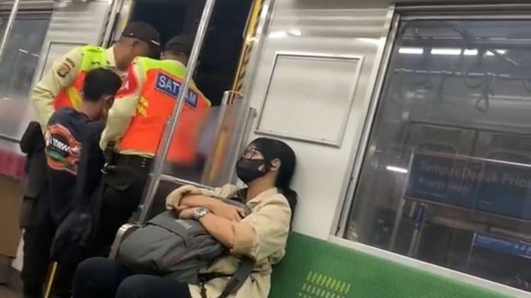 Aksi Sigap Security KRL Bantu Gendong Penumpang yang Baru Kecelakaan Ini Viral, Tuai Pujian