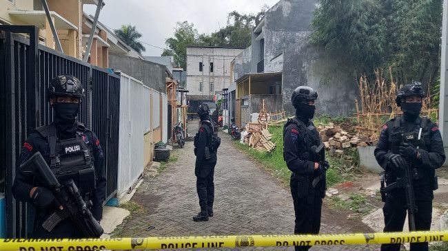 VIDEO: Rekaman Menegangkan, Detik-Detik Densus 88 Tangkap Tiga Terduga Teroris di Kota Batu