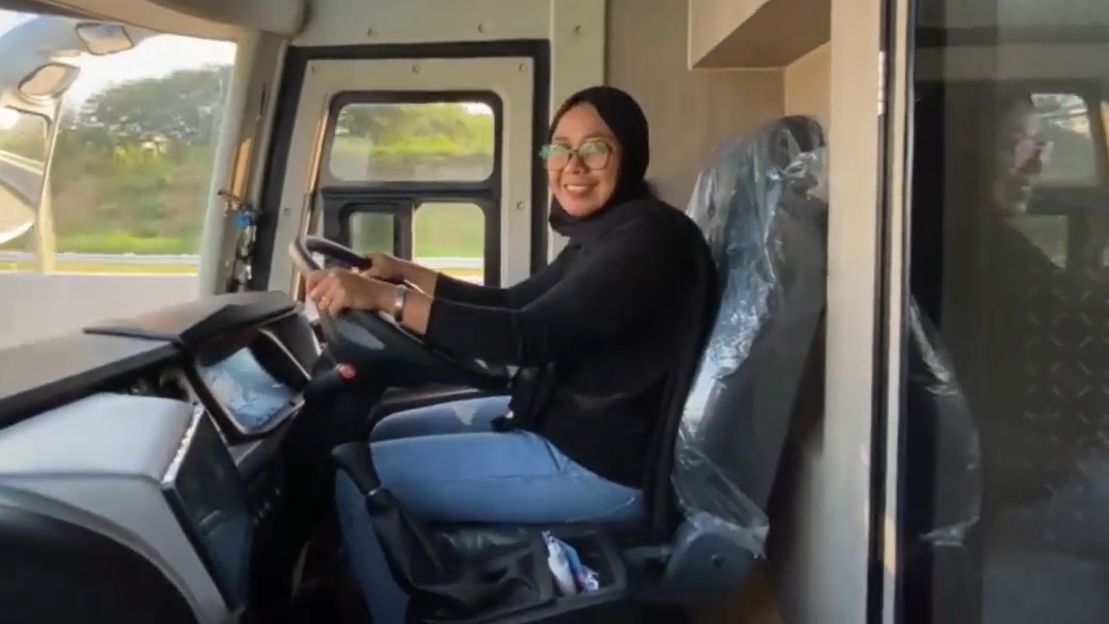 Kenalan dengan Silvia Mahlina Ibu Tiga Anak di Balik Kemudi Bus Jakarta – Padang, Belajar Mengemudi Truk saat SMA