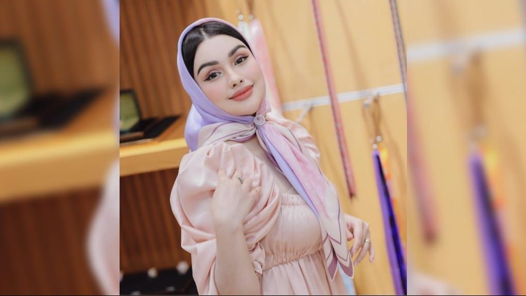 10 Potret Nurah Syahfirah Tampil Pakai Scarf, Pesona Cantiknya Kayak Barbie Banget!