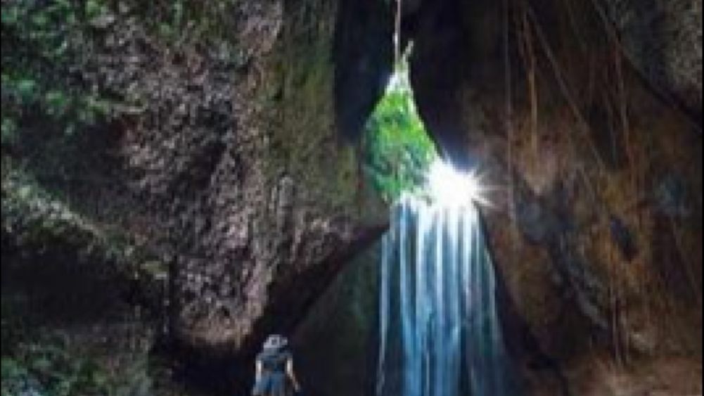 Ada di Lingkungan Pura, Air Terjun Tukad Cepung di Bali Suguhkan Pemandangan Tirai Matahari Indah