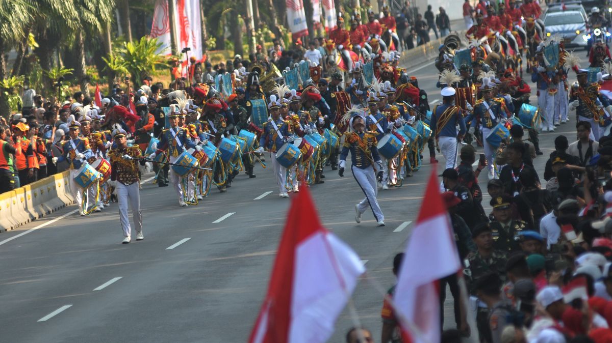 FOTO: Antusiasme Ribuan Warga Saksikan Kirab Bendera Merah Putih dan Naskah Proklamasi Menuju IKN