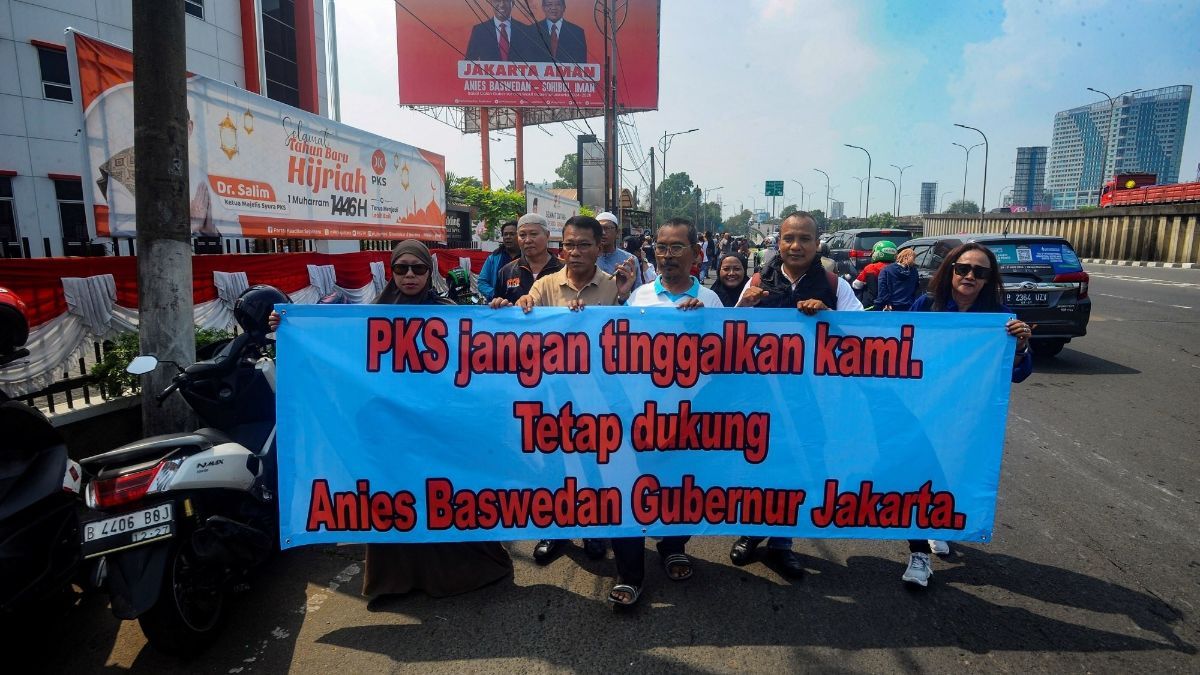 FOTO: Isu PKS Akan Merapat ke Koalisi Indonesia Maju, Massa Demonstran Datangi Markas PKS Bentangkan Poster 'Setia Pada Rakyat'