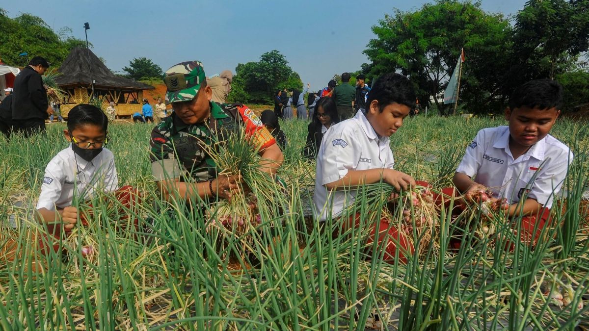 FOTO: Keceriaan Anak-Anak Sekolah Panen Bawang Bersama Anggota TNI di Depok