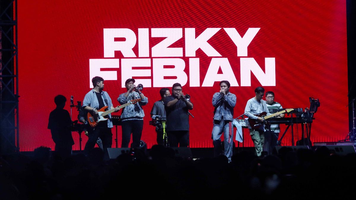 FOTO: Rizky Febian Bikin Penonton Hanyut dalam Suasana Malam The Sounds Project 2024