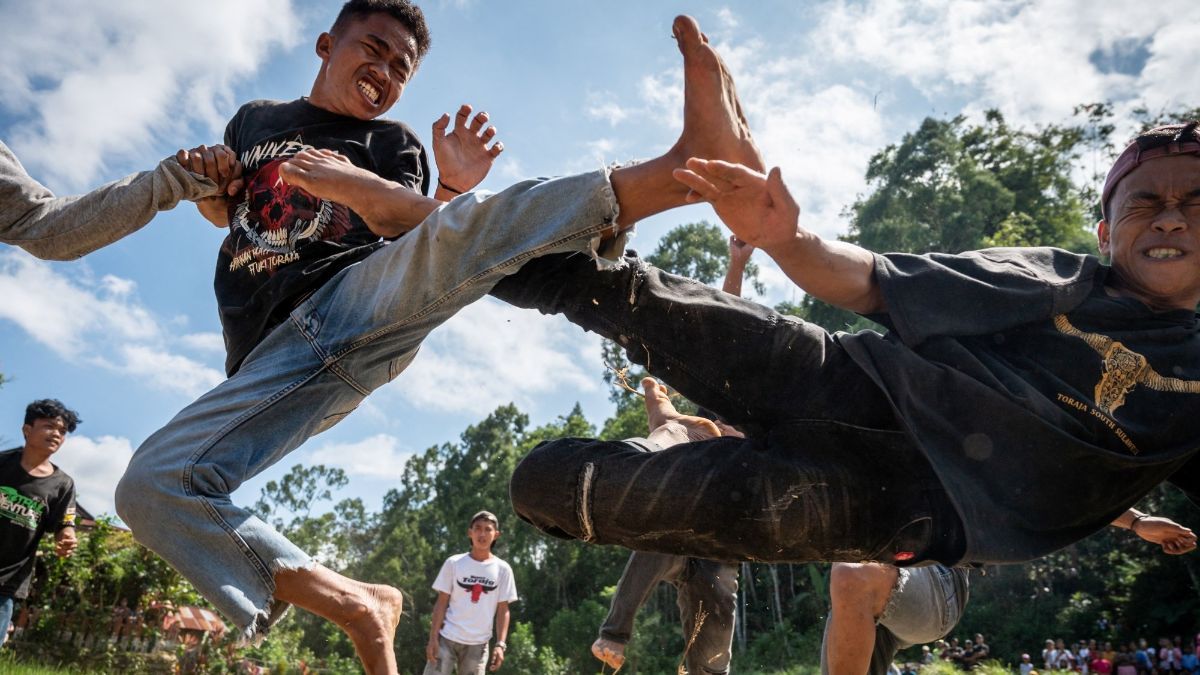 FOTO: Melihat Tradisi Sisemba, Duel Kaki Mendebarkan di Tana Toraja