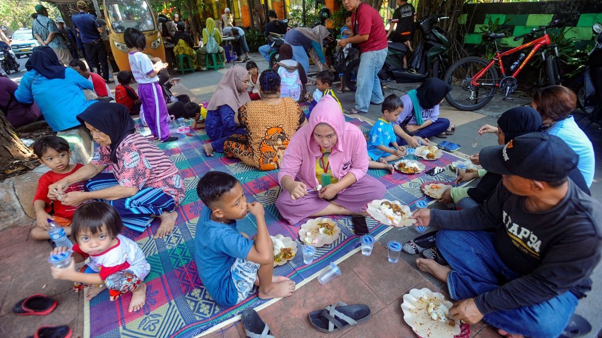 FOTO: Indahnya Berbagi Makan Siang Gratis, 250 Paket Nasi Dibagikan Cuma-Cuma Oleh Alumni SMA di Jati Padang