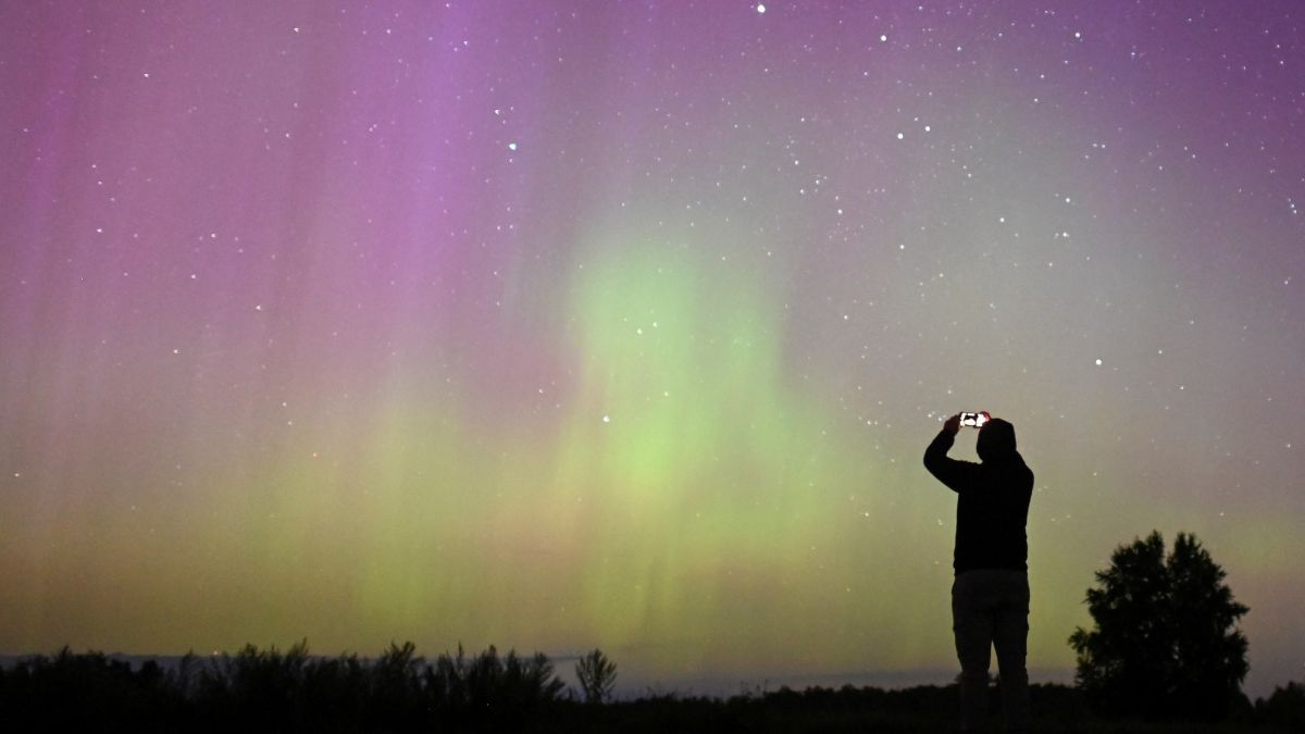 FOTO: Penampakan Dua Fenomena Langka Saat Aurora Borealis dan Hujan Meteor Perseid Menghiasi Langit Rusia