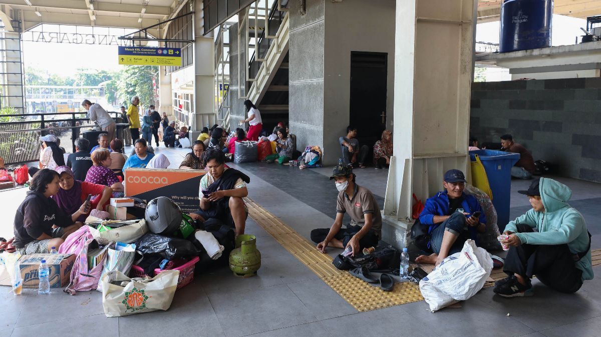 FOTO: Bangunan Rumah Ludes, Puluhan Korban Kebakaran Terpaksa Mengungsi di Stasiun Manggarai