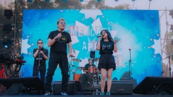 Ikuti Jejak Sang Ibu, 7 Foto Adira Anak Ikke Nurjanah Yang Kini Menjadi Penyanyi dan Manggung Bareng Band Ayah