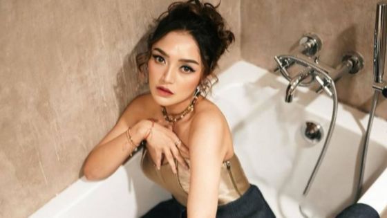 Dipuji Cantik, 8 Foto Pemotretan Siti Badriah di Bathup dan Gayanya Sangat Berkelas Sekali