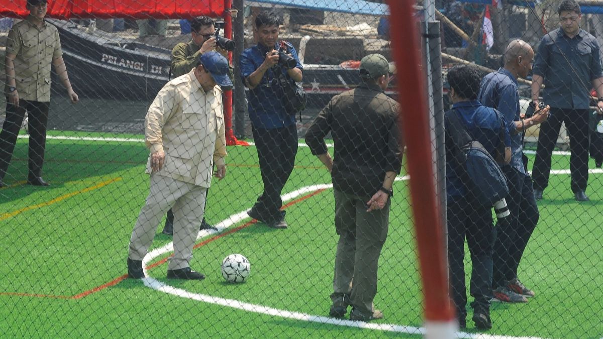 FOTO: Aksi Prabowo Main Bola Bersama Anak-Anak Nelayan Muara Angke saat Tinjau 200 Rumah Apung Gratis