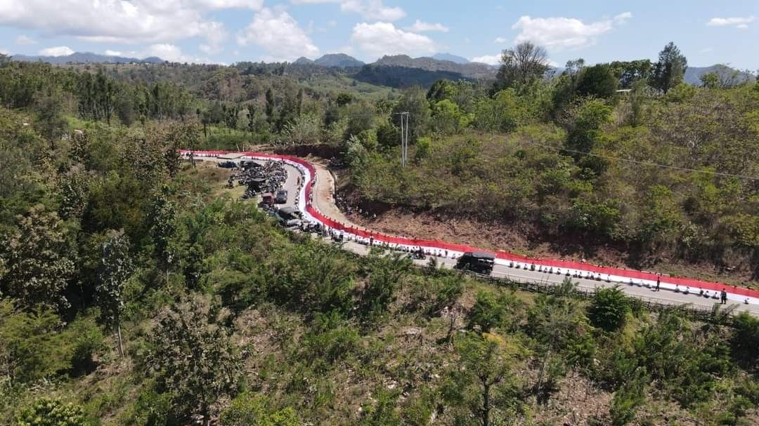 FOTO: Penampakan Bendera Merah Putih Terpanjang Dibentangkan Ratusan Warga NTT di Tapal Batas RI-Timor Leste