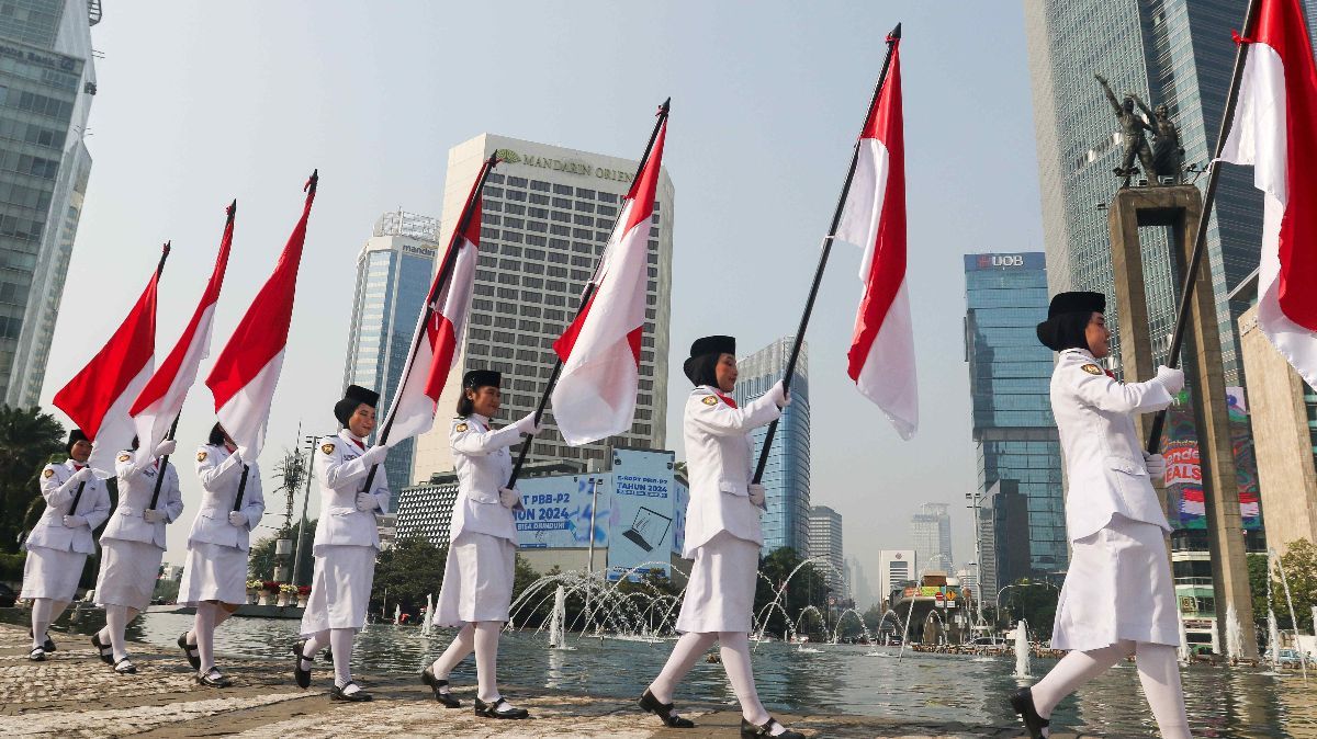 FOTO: Jelang HUT ke-79 Kemerdekaan RI, Aksi Paskibra Kibarkan Merah Putih Hiasi Monumen Selamat Datang