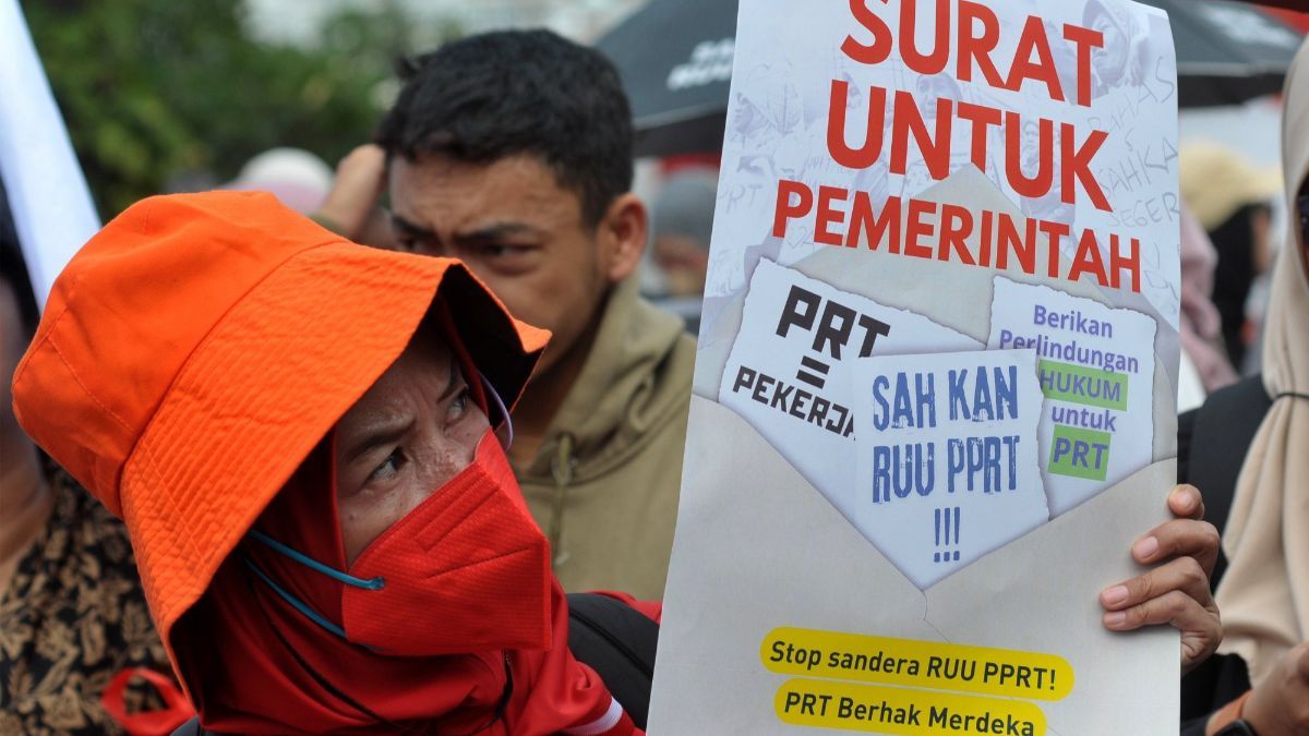 FOTO: Tuntut Pengesahan RUU Perlindungan PRT, Massa Perempuan Geruduk Gedung DPR