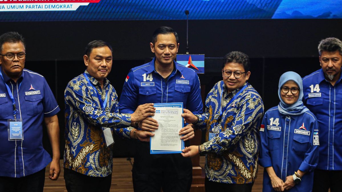 FOTO: Momen AHY Serahkan Surat Rekomendasi Partai Demokrat untuk Puluhan Bakal Calon Kepala Daerah di Pilkada 2024