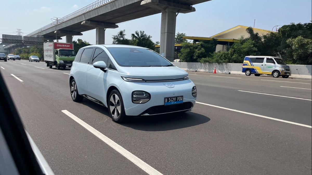 Mengemudikan Wuling Cloud EV: Pengalaman di Kemacetan, Jalan Tol, dan Pegunungan