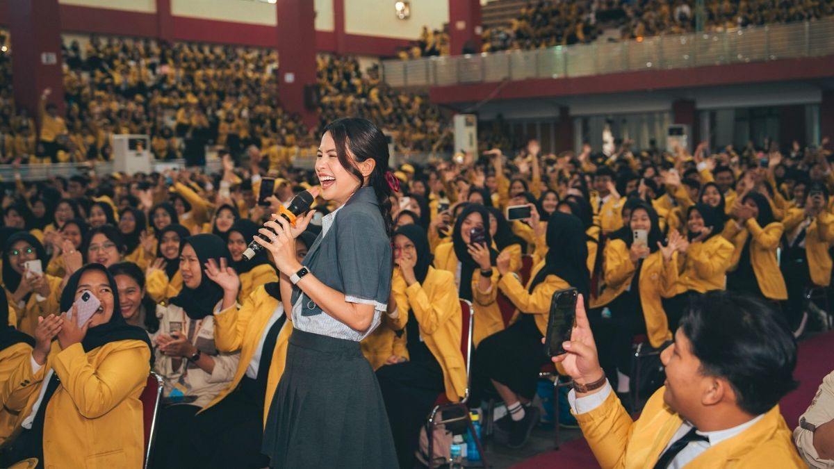 7 Potret Cantik Maudy Ayunda saat Datang ke Kampus Unsoed, Gaya Stylish di Depan Mahasiswa Baru Langsung Mencuri Perhatian