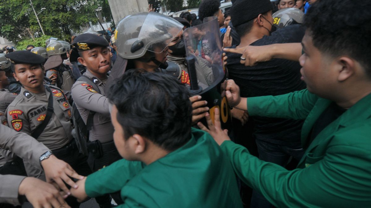 FOTO: Demo Mahasiswa Saat Sidang Tahunan di Gedung DPR Diwarnai Aksi Saling Dorong dengan Polisi