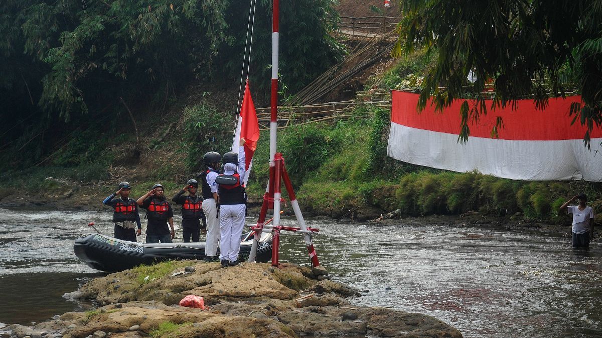 FOTO: Semarakkan HUT Kemerdekaan RI, Warga Gelar Upacara di Sungai Ciliwung