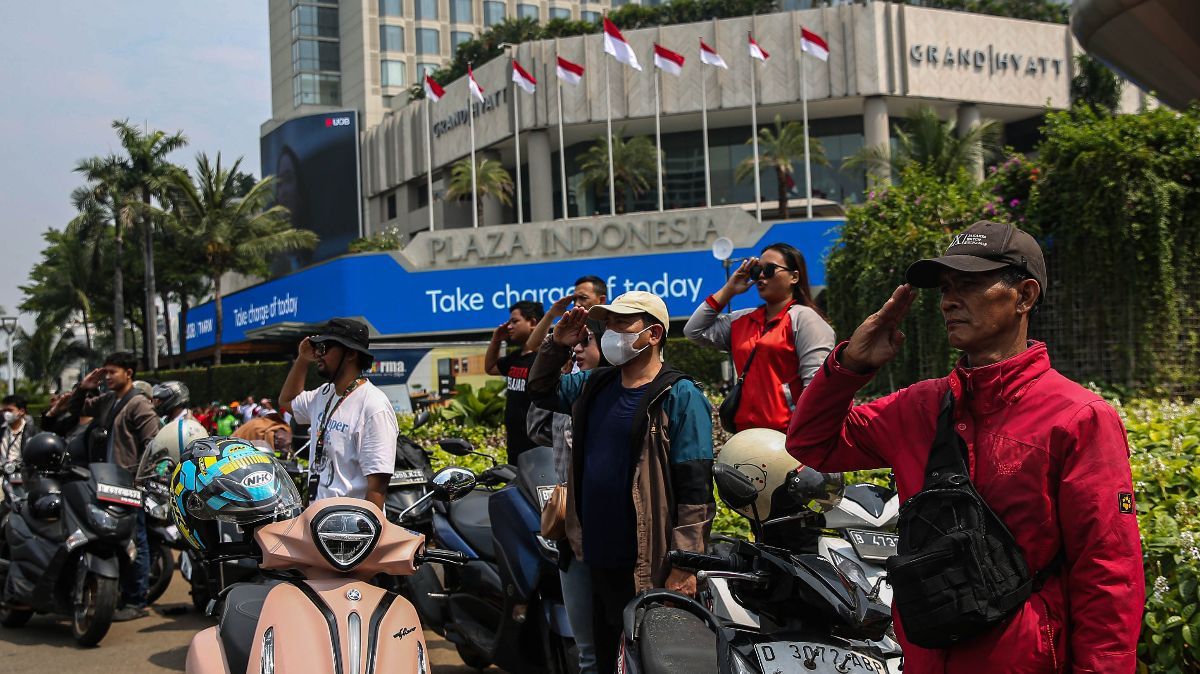 FOTO: Antusiasme Pengendara di Bundaran HI Peringati HUT Kemerdekaan RI, Rela Berhenti dan Hormat Bendera