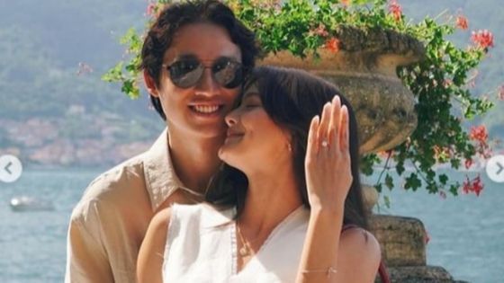 Kejutan Romantis di Tepi Danau, 8 Foto Amanda Rawless Saat Dilamar Sang Kekasih di Lake Como Italia