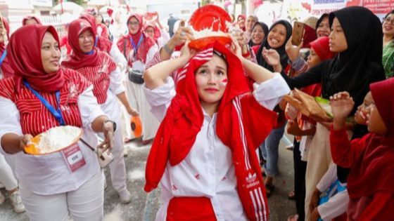 Rayakan HUT Kemerdekaan RI, 10 Foto Keseruan Ayu Ting Ting Saat Ikut Lomba di Kampung Bersama Warga Sekitar