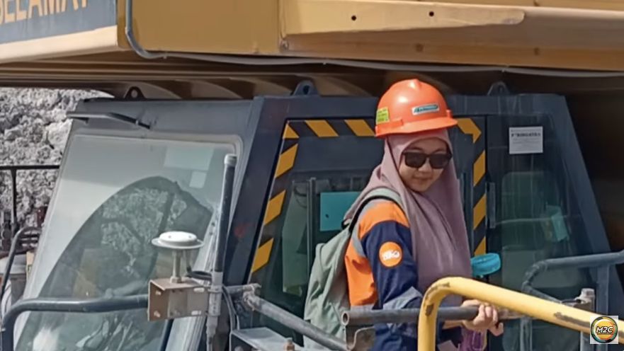 Menengok Aksi Srikandi Sopir Truk Tambang, Tetap Tampil Cantik Meski Kerjanya Sangar