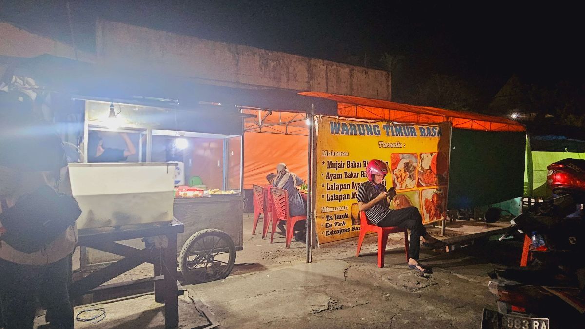 Momen Jenderal Bintang Dua Polri 'Geruduk' Warung Tenda Nasi Goreng, Gayanya jadi Sorotan