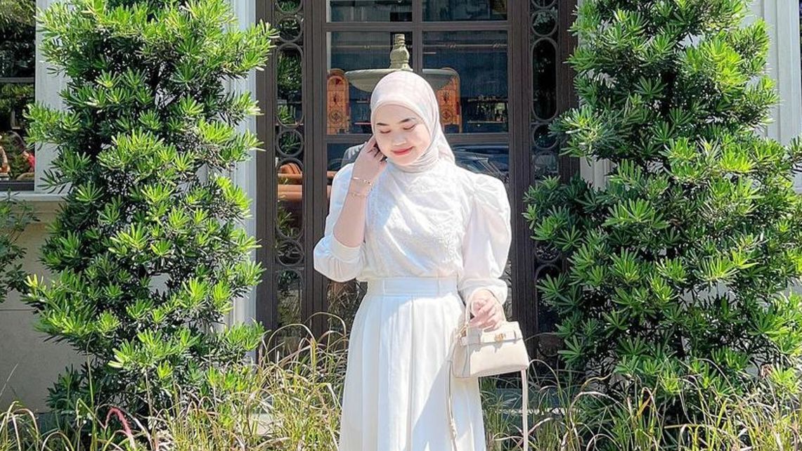 2 Inspirasi Look Hijab All White Supaya Gak Monoton