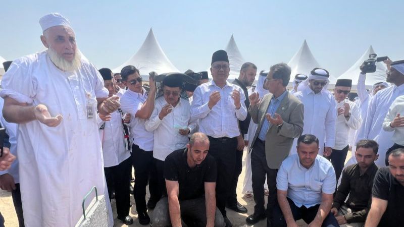 Menengadahkan Tangan, JK Panjatkan Doa di Depan Pusara Pemimpin Hamas Ismail Haniyeh di Qatar