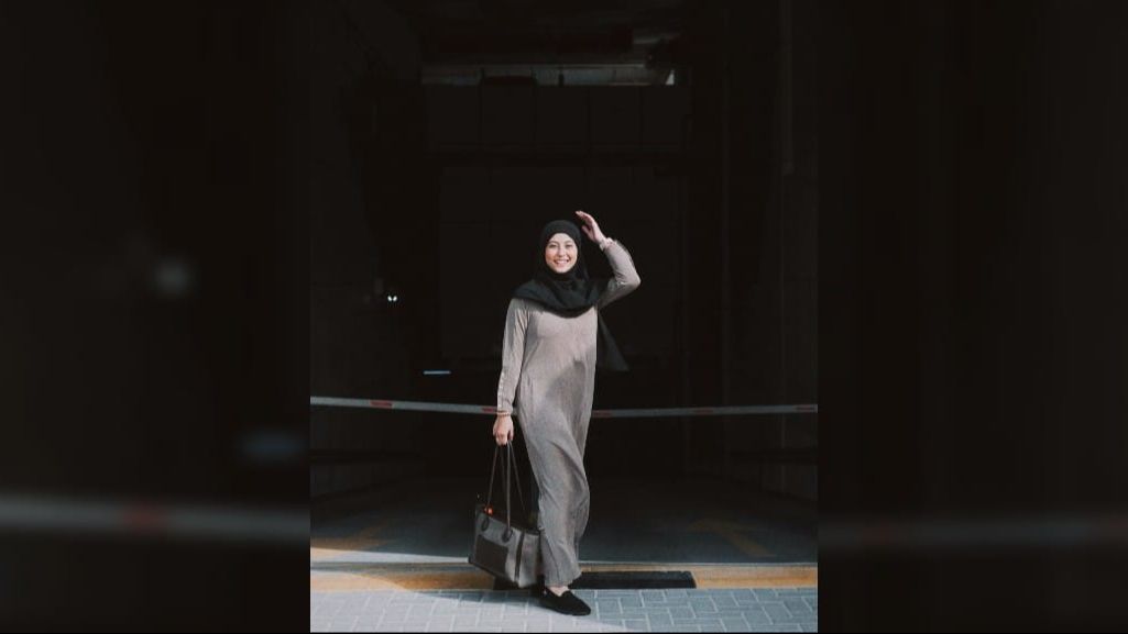 Tampil Berhijab, ini Deretan Foto-foto Awkarin saat di Dubai yang Mencuri Perhatian