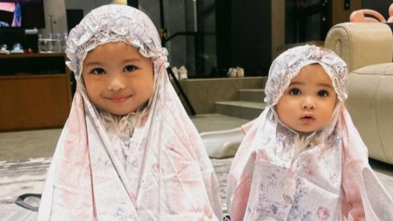 Bak Boneka, 8 Foto Ameena & Azura Putri Aurel Hermansyah dan Atta Halilintar Ketika Kembaran Mukenanya