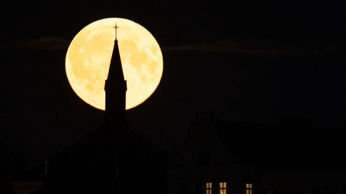 FOTO: Pesona Fenomena Supermoon Langka Terangi Langit di Berbagai Negara