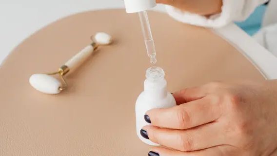 Apa Benar Serum Dapat Mencerahkan Wajah? Ini Dia Tips Memilih Produk yang Benar