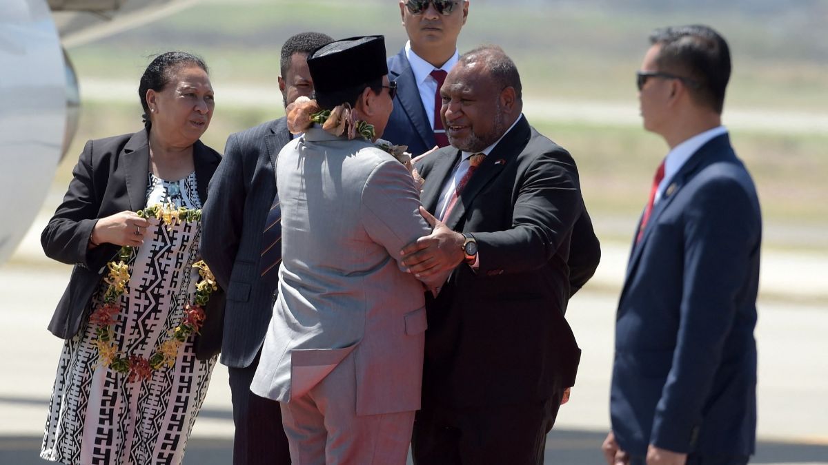 FOTO: Gagah Berkaca Mata Hitam Saat Tiba di Papua Nugini, Prabowo Subianto Langsung Disambut Hangat PM James Marape