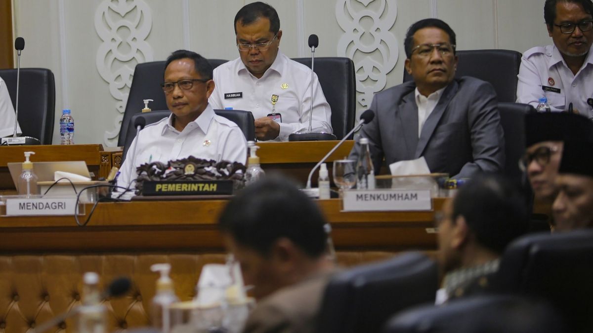 FOTO: Sempat Dianggap Akan Batalkan Putusan MK, Ini Suasana Rapat Menkum HAM dan Mendagri Bersama Baleg DPR Membahas Revisi UU Pilkada